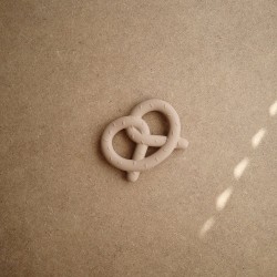 MASSAGIAGENGIVE IN SILICONE PRETZEL NATURAL 10x7.5x1.5 CM