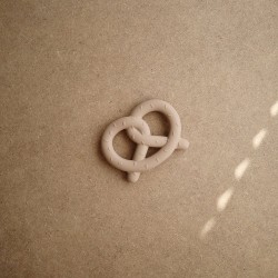 SILICON TEETHER PRETZEL NATUREL 10x7.5x1.5 CM