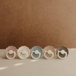 SILICONE PACIFIER NIGHT 2 PACK DAISY CREAM/FRENCH GRAY 6+